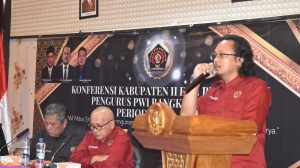 Ketua PWI Bangka Selatan, Nopranda Putra (berdiri).