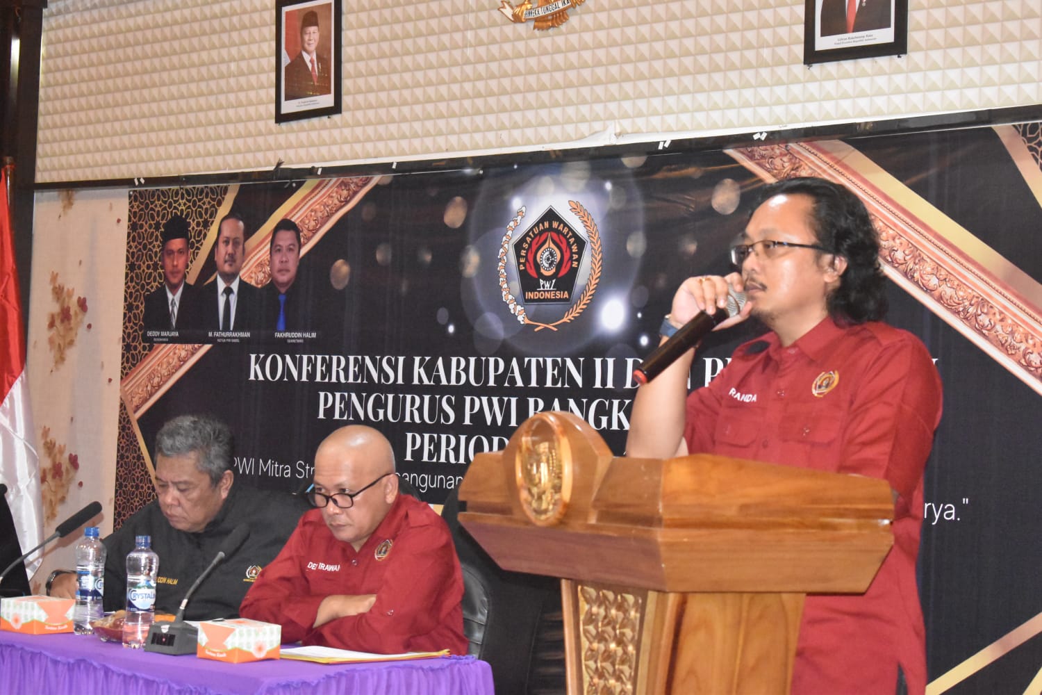 Kasus Dugaan Intimidasi Wartawan di Toboali, PWI Basel Pertimbangkan Langkah Hukum 1 Ketua PWI Bangka Selatan, Nopranda Putra (berdiri).