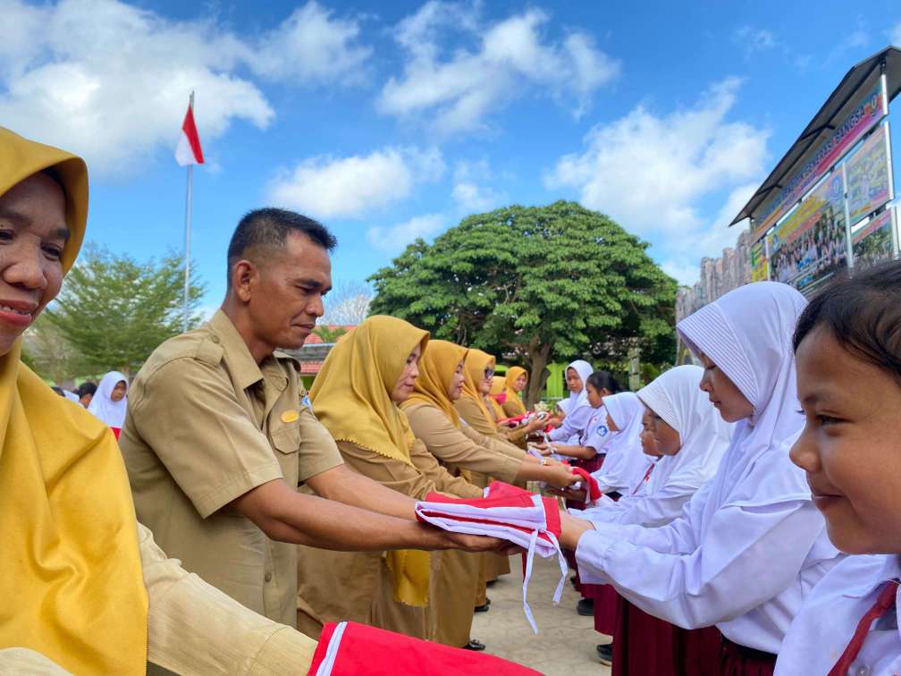 Kesbangpol Bangka Selatan Bagikan Bendera Merah Putih ke Sekolah-Sekolah 1 Compress 20260808 073713 3015