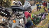 Kondisi motor gerobak yang ringsek di sekitar lokasi lakalantas maut Jalan Raya Desa Jeriji, Kecamatan Toboali, Kabupaten Bangka Selatan. Kendaraan bermuatan gerobak (ditandai lingkaran) tampak terguling di parit pinggir jalan, tak jauh dari lokasi tabrakan yang menewaskan dua remaja, Sabtu (29/8/2026). Foto: istimewa.