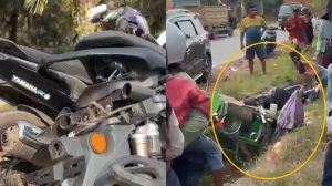 Kondisi motor gerobak yang ringsek di sekitar lokasi lakalantas maut Jalan Raya Desa Jeriji, Kecamatan Toboali, Kabupaten Bangka Selatan. Kendaraan bermuatan gerobak (ditandai lingkaran) tampak terguling di parit pinggir jalan, tak jauh dari lokasi tabrakan yang menewaskan dua remaja, Sabtu (29/8/2026). Foto: istimewa.