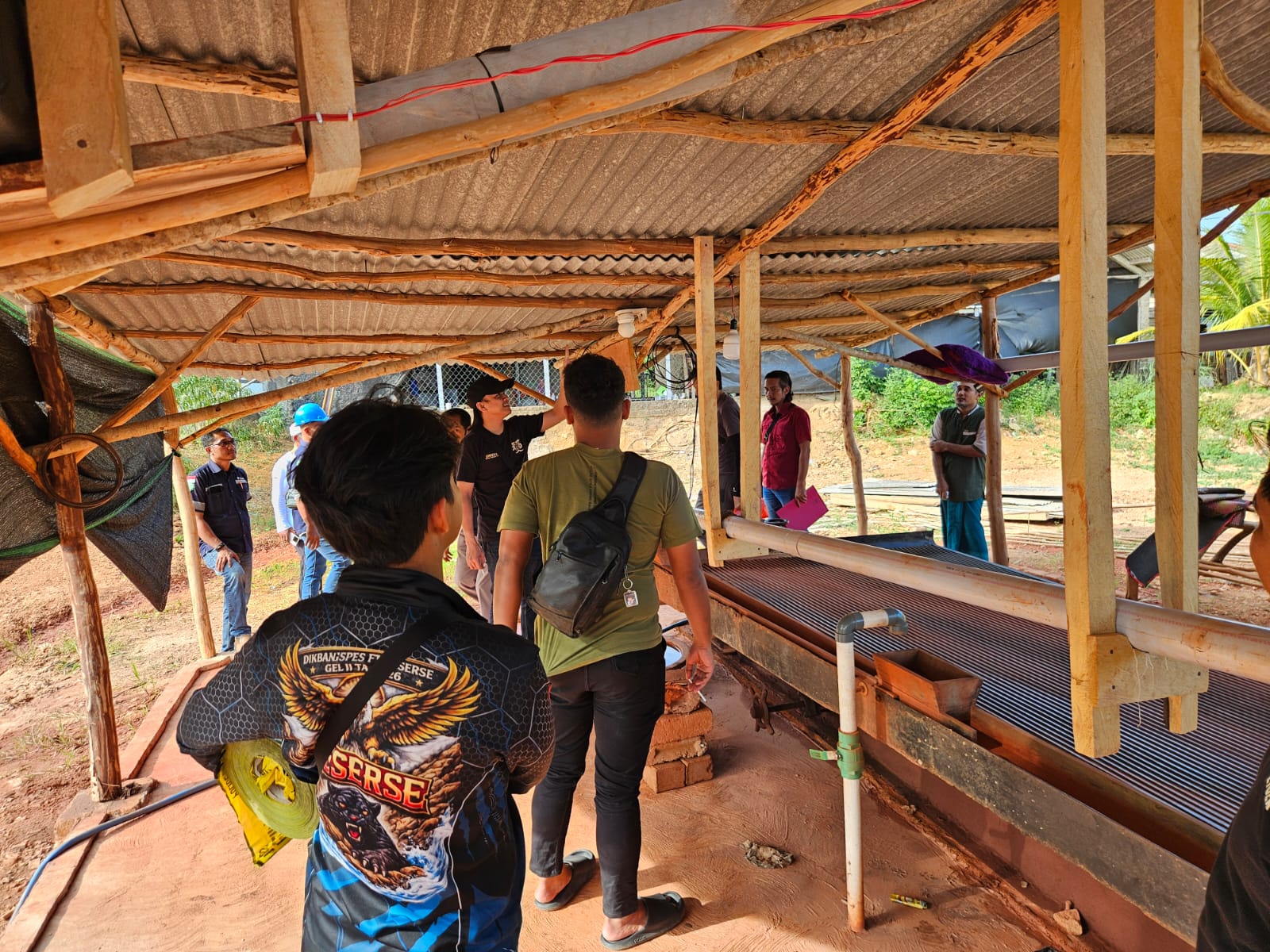 Ibrohim PSHAK Soal Tambang Terowongan di Tilek: Tambang Tanpa Izin Adalah Tindak Pidana 2 Tambang Terowongan di Dusun Air Banten Tilek saat didatangi Tim dari Tipidsus Polres Bangka Selatan, Perwakilan PT Timah Tbk, dan Pemdes Pasir Putih. Sumber foto: istimewa.