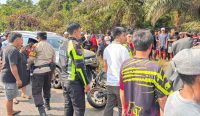 Keterangan foto: sejumlah anggota kepolisian dari Polres Bangka Selatan bersama warga tampak berada di lokasi kecelakaan lalu lintas di Jalan Raya Desa Jeriji, Kecamatan Toboali, yang melibatkan sepeda motor Yamaha NMax dan mobil Honda BRV, Sabtu (29/8/2026). Foto: Polres Bangka Selatan.
