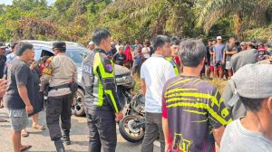 Keterangan foto: sejumlah anggota kepolisian dari Polres Bangka Selatan bersama warga tampak berada di lokasi kecelakaan lalu lintas di Jalan Raya Desa Jeriji, Kecamatan Toboali, yang melibatkan sepeda motor Yamaha NMax dan mobil Honda BRV, Sabtu (29/8/2026). Foto: Polres Bangka Selatan.