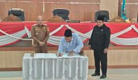 DPRD dan Pemkab Basel Teken Nota Kesepakatan KUPA-PPAS APBD Perubahan 2026 dan KUA-PPAS 2027 4 Sekretaris Daerah Kabupaten Bangka Selatan Hefi Nuranda, S.T., M.M (kiri) menyaksikan penandatanganan Nota Kesepakatan KUPA-PPAS Perubahan APBD Tahun Anggaran 2026 dan KUA-PPAS APBD Tahun Anggaran 2027 dalam Rapat Paripurna DPRD Kabupaten Bangka Selatan di Ruang Rapat Paripurna Junjung Besaoh, Senin (31/8/2026). (Foto: bangkaselatankab.go.id).