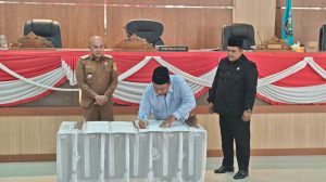 Sekretaris Daerah Kabupaten Bangka Selatan Hefi Nuranda, S.T., M.M (kiri) menyaksikan penandatanganan Nota Kesepakatan KUPA-PPAS Perubahan APBD Tahun Anggaran 2026 dan KUA-PPAS APBD Tahun Anggaran 2027 dalam Rapat Paripurna DPRD Kabupaten Bangka Selatan di Ruang Rapat Paripurna Junjung Besaoh, Senin (31/8/2026). (Foto: bangkaselatankab.go.id).