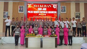 Foto bersama jajaran Polres Bangka Selatan dalam acara Syukuran HUT ke-78 Polisi Wanita Republik Indonesia bertema "One Police Woman, Extraordinary Impact", Selasa (1/9/2026). Tampak Kapolres AKBP Agus Arif Wijayanto bersama Pejabat Utama, personel Polwan, dan pengurus Bhayangkari Cabang Bangka Selatan berpose bersama usai acara. (Foto: Istimewa).