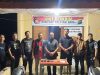 Personel Sat Resnarkoba Polres Bangka Selatan bersama Unit Reskrim Polsek Payung berfoto di depan Polsek Payung usai mengamankan tiga tersangka dan barang bukti sabu seberat 0,43 gram, Rabu (2/9/2026) malam. Tampak di atas meja sejumlah barang bukti berupa ponsel, buku catatan transaksi, dan narkotika jenis sabu yang disita dari tiga lokasi penggerebekan di Kecamatan Payung. (Foto: Istimewa/Humas Polres Bangka Selatan).