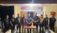 Satresnarkoba Polres Bangka Selatan dan Polsek Payung Ringkus Tiga Pengedar Sabu 4 Personel Sat Resnarkoba Polres Bangka Selatan bersama Unit Reskrim Polsek Payung berfoto di depan Polsek Payung usai mengamankan tiga tersangka dan barang bukti sabu seberat 0,43 gram, Rabu (2/9/2026) malam. Tampak di atas meja sejumlah barang bukti berupa ponsel, buku catatan transaksi, dan narkotika jenis sabu yang disita dari tiga lokasi penggerebekan di Kecamatan Payung. (Foto: Istimewa/Humas Polres Bangka Selatan).
