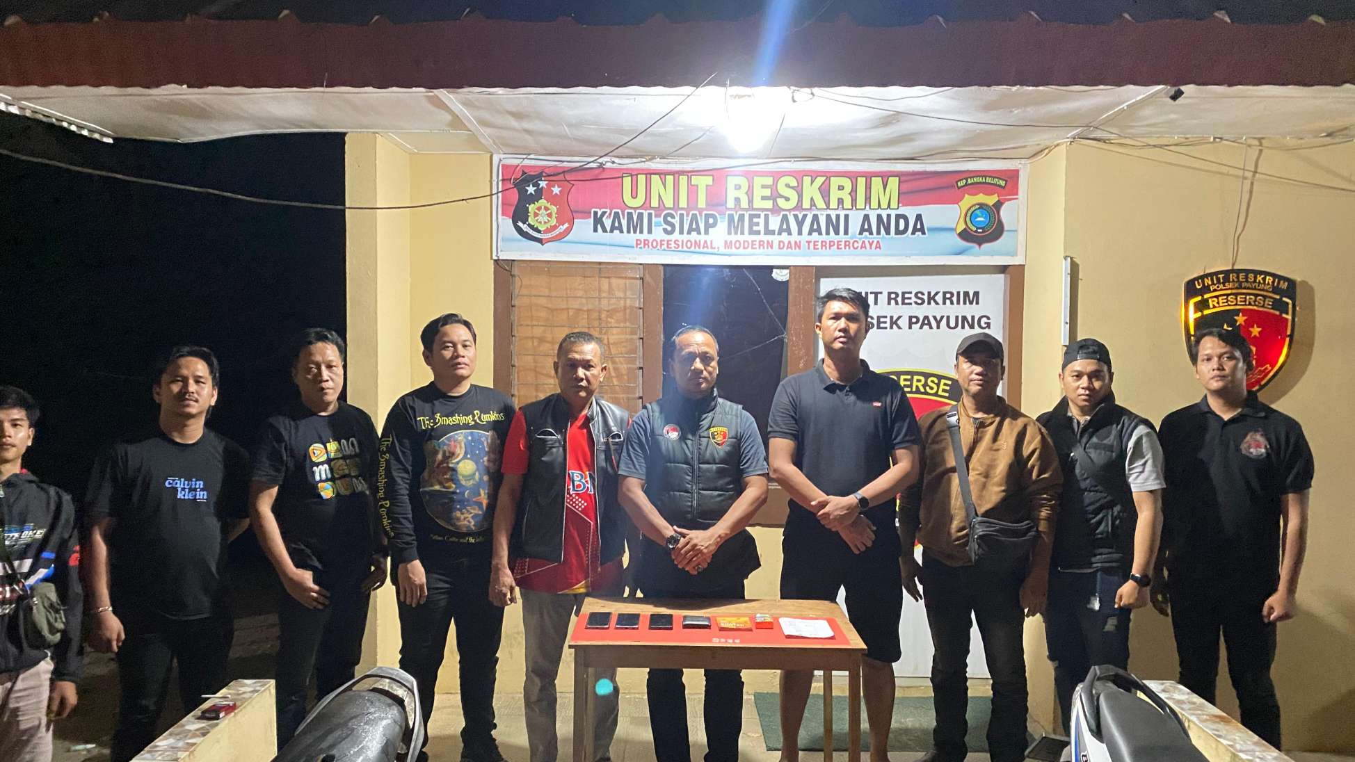 Satresnarkoba Polres Bangka Selatan dan Polsek Payung Ringkus Tiga Pengedar Sabu 1 Personel Sat Resnarkoba Polres Bangka Selatan bersama Unit Reskrim Polsek Payung berfoto di depan Polsek Payung usai mengamankan tiga tersangka dan barang bukti sabu seberat 0,43 gram, Rabu (2/9/2026) malam. Tampak di atas meja sejumlah barang bukti berupa ponsel, buku catatan transaksi, dan narkotika jenis sabu yang disita dari tiga lokasi penggerebekan di Kecamatan Payung. (Foto: Istimewa/Humas Polres Bangka Selatan).
