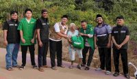 Tim Baher bersama PR GP Ansor Toboali menyerahkan paket sembako kepada seorang warga lansia di tepi jalan, di sela kegiatan penyaluran bantuan door to door di Toboali, Bangka Selatan. (Foto: Istimewa).