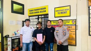 Pelaku persetubuhan anak di bawah umur berinisial LA (20) diamankan Tim URC Macan Selatan bersama personel Polres Bangka Selatan di Rumah Tahanan Negara Polres Bangka Selatan, Toboali. (Foto: Humas Polres Bangka Selatan).