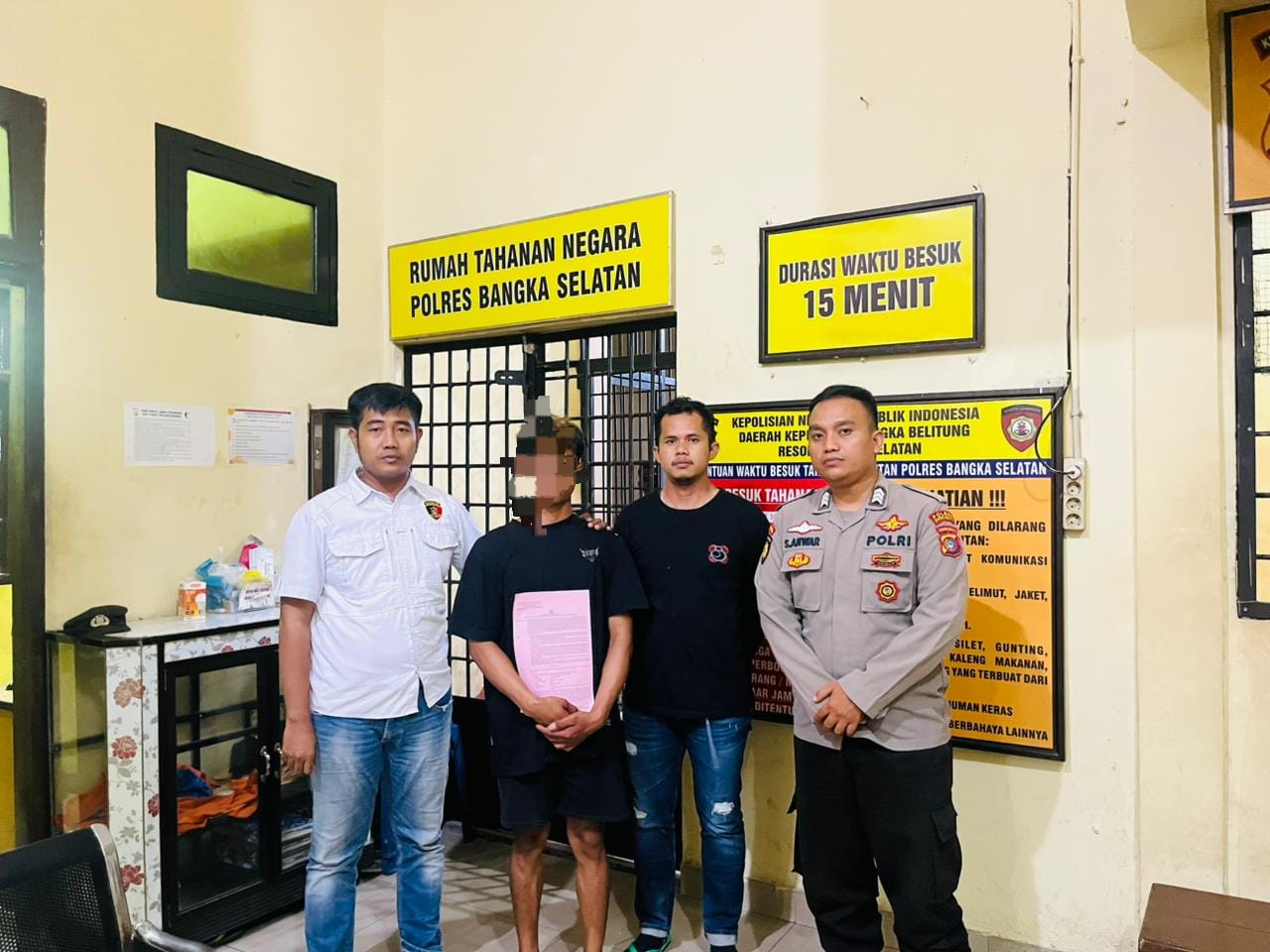 Modus Iming-iming Nikah, Pria 20 Tahun Cabuli Anak di Bawah Umur di Bangka Selatan 1 Pelaku persetubuhan anak di bawah umur berinisial LA (20) diamankan Tim URC Macan Selatan bersama personel Polres Bangka Selatan di Rumah Tahanan Negara Polres Bangka Selatan, Toboali. (Foto: Humas Polres Bangka Selatan).