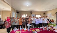 Ombudsman RI Tinjau Distribusi Pupuk Subsidi dan Irigasi di Kabupaten Bangka 2 Foto bersama para peserta usai Diskusi Permasalahan Pertanian di Kantor Camat Merawang, Kabupaten Bangka, Kamis (3/9/2026). Hadir Bupati Bangka, Pimpinan Ombudsman RI Fikri Yasin, Plt. Kepala Perwakilan Ombudsman RI Provinsi Kepulauan Bangka Belitung Kgs Chris Fither, Direktur Keuangan PT Pupuk Indonesia Wono Budi Tjahyono, Kepala BWS Kepulauan Bangka Belitung Yogi Pandhu Satriyawan, Plt. Kepala Dinas Pangan dan Pertanian Kabupaten Bangka Subhan, Camat Merawang Arie Pamungkas, Ketua Tim Penyuluh Pertanian Umairah, serta perwakilan kelompok tani. (Foto: Istimewa).