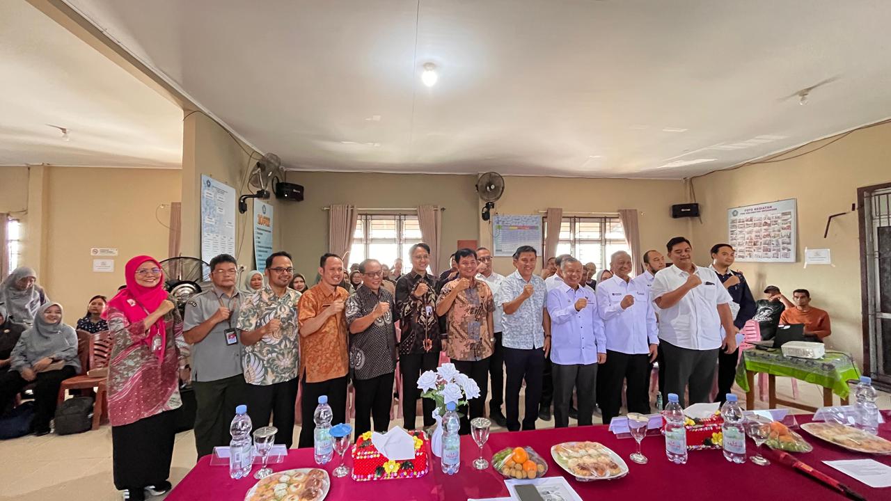 Ombudsman RI Tinjau Distribusi Pupuk Subsidi dan Irigasi di Kabupaten Bangka 1 Foto bersama para peserta usai Diskusi Permasalahan Pertanian di Kantor Camat Merawang, Kabupaten Bangka, Kamis (3/9/2026). Hadir Bupati Bangka, Pimpinan Ombudsman RI Fikri Yasin, Plt. Kepala Perwakilan Ombudsman RI Provinsi Kepulauan Bangka Belitung Kgs Chris Fither, Direktur Keuangan PT Pupuk Indonesia Wono Budi Tjahyono, Kepala BWS Kepulauan Bangka Belitung Yogi Pandhu Satriyawan, Plt. Kepala Dinas Pangan dan Pertanian Kabupaten Bangka Subhan, Camat Merawang Arie Pamungkas, Ketua Tim Penyuluh Pertanian Umairah, serta perwakilan kelompok tani. (Foto: Istimewa).