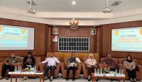 Ombudsman RI Kumpulkan 42 SPPG se-Babel, Bahas Standar Gizi hingga Keamanan Pangan 5 Sejumlah narasumber duduk bersama dalam Rapat Koordinasi Pengawasan Pelaksanaan Makan Bergizi Gratis (MBG) se-Kepulauan Bangka Belitung, terdiri atas perwakilan BPOM Provinsi Kepulauan Bangka Belitung, Pimpinan Ombudsman RI, serta perwakilan Dinas Kesehatan, Dinas Lingkungan Hidup dan Kehutanan, dan Kepala Regional SPPG Provinsi Kepulauan Bangka Belitung, di Gedung Nata Praja BKPSDMD Provinsi Kepulauan Bangka Belitung, Pangkalpinang, Kamis (3/9/2026). Foto: Istimewa.