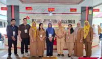 Ombudsman Babel Turun ke Bangka Selatan, Nilai Pelayanan Publik di 7 Unit Layanan 7 Tim Ombudsman RI Perwakilan Provinsi Kepulauan Bangka Belitung berfoto bersama jajaran manajemen RSUD Junjung Besaoh Kabupaten Bangka Selatan usai pengambilan data Penilaian Maladministrasi Penyelenggaraan Pelayanan Publik Tahun 2026. (Foto: Ombudsman Babel).