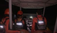 Tim Rescue USS Mentok saat berada di atas RIB 03 Mentok menuju titik perkiraan Last Known Position (LKP) korban di Perairan Karang Ular, Bangka Barat, Selasa (15/9/2026) malam. Foto: Basarnas Babel.