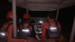 Tim Rescue USS Mentok saat berada di atas RIB 03 Mentok menuju titik perkiraan Last Known Position (LKP) korban di Perairan Karang Ular, Bangka Barat, Selasa (15/9/2026) malam. Foto: Basarnas Babel.