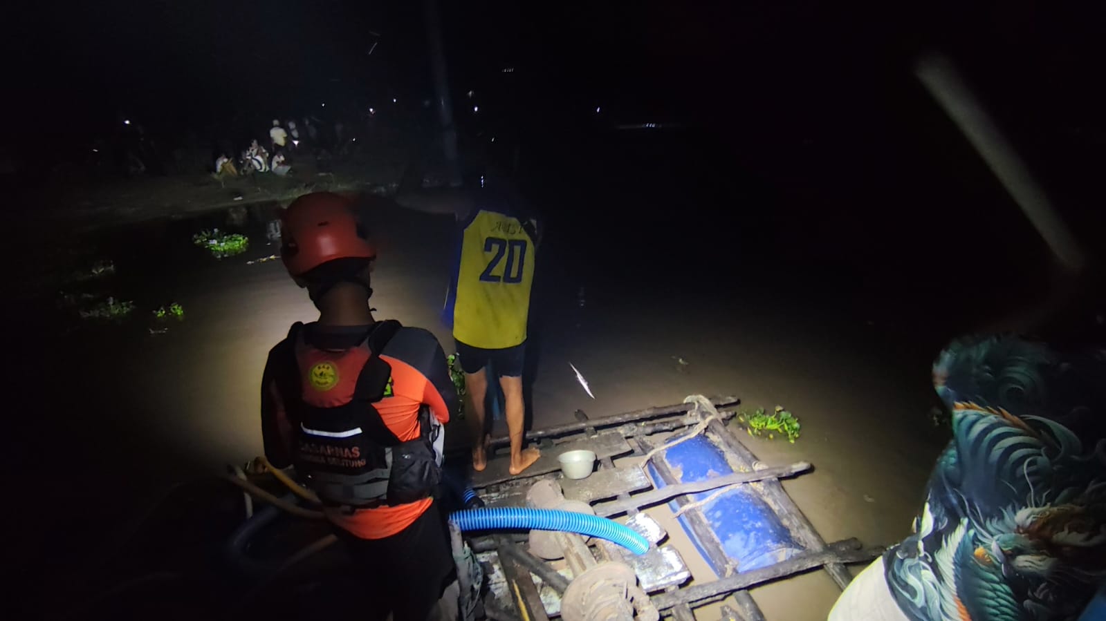 Ngeri! Pemuda 19 Tahun Diterkam Buaya di Belinyu, SAR Kerahkan 5 Personel 1 Personel SAR Basarnas Pangkalpinang bersiaga di lokasi kejadian, kolong Desa Kusam, Kecamatan Belinyu, saat operasi pencarian korban yang diterkam buaya berlangsung di tengah kegelapan, Sabtu (26/9/2026) malam. (Foto: Istimewa/Basarnas Pangkalpinang).