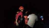 Duka! Jasad Pemuda 19 Tahun Korban Terkaman Buaya di Belinyu Ditemukan 4 Tim SAR gabungan mengevakuasi korban usai ditemukan di lokasi kejadian, kolong Desa Kusam, Kecamatan Belinyu, Sabtu (26/9/2026) malam. (Foto: Basarnas Pangkalpinang/SUARABAHANA.COM)