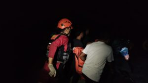 Tim SAR gabungan mengevakuasi korban usai ditemukan di lokasi kejadian, kolong Desa Kusam, Kecamatan Belinyu, Sabtu (26/9/2026) malam. (Foto: Basarnas Pangkalpinang/SUARABAHANA.COM)