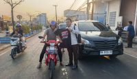 Kampanye Antikorupsi Kejari Bangka Selatan Sapa Pengendara di Simpang Nanas Toboali 5 Kasi Intel Kejari Bangka Selatan, Primayuda Yutama, SH, menyerahkan kaos kampanye antikorupsi kepada pengguna jalan di Simpang Nanas, Toboali. (Foto: istimewa).