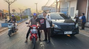 Kasi Intel Kejari Bangka Selatan, Primayuda Yutama, SH, menyerahkan kaos kampanye antikorupsi kepada pengguna jalan di Simpang Nanas, Toboali. (Foto: istimewa).
