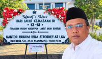 Kejari Bangka Selatan: Saksi Pelapor Dugaan Gratifikasi Kades Nangka Tak Hadiri Panggilan 4 Kuasa Hukum Saksi Pelapor, Ibrohim, S.H., M.H. (Managing Partner Kantor Hukum Ibra Attorney at Law), dengan latar belakang ucapan selamat Hari Lahir Kejaksaan RI ke-81 di Kantor Kejaksaan Negeri Bangka Selatan, Toboali. Sumber foto: istimewa.
