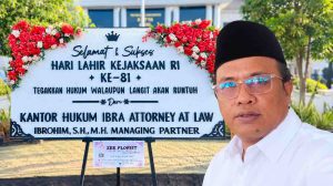 Kuasa Hukum Saksi Pelapor, Ibrohim, S.H., M.H. (Managing Partner Kantor Hukum Ibra Attorney at Law), dengan latar belakang ucapan selamat Hari Lahir Kejaksaan RI ke-81 di Kantor Kejaksaan Negeri Bangka Selatan, Toboali. Sumber foto: istimewa.