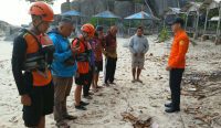 Tim SAR gabungan berkumpul di tepi pantai untuk menerima arahan sebelum menyisir perairan Teluk Limau, Parittiga, Bangka Barat, dalam pencarian nelayan Kepri Sandi (35). (Foto: Basarnas)