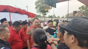 Anggota DPR RI Fraksi PDI Perjuangan Dapil Bangka Belitung, Rudianto Tjen (tengah, batik merah), menjawab pertanyaan awak media dan warga usai kegiatan serap aspirasi di Toboali, Bangka Selatan, Rabu (21/10/2026). (Foto: SUARABAHANA.COM)
