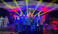 Jajaran pejabat Pemkab Bangka Selatan dan tamu undangan berfoto bersama di panggung Festival Junjung Besaoh 2026 usai pembukaan, Rabu (21/10/2026) malam. (Foto: bangkaselatankab.go.id)