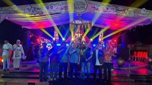 Jajaran pejabat Pemkab Bangka Selatan dan tamu undangan berfoto bersama di panggung Festival Junjung Besaoh 2026 usai pembukaan, Rabu (21/10/2026) malam. (Foto: bangkaselatankab.go.id)