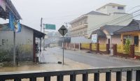 Hujan deras mengguyur salah satu ruas jalan di Kota Toboali, Kabupaten Bangka Selatan, Minggu (25/10/2026), bertepatan dengan HUT ke-318 kota tersebut. (Foto: SUARABAHANA.COM).