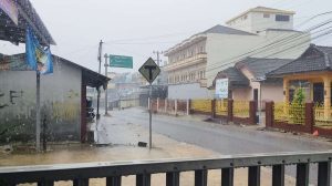 Hujan deras mengguyur salah satu ruas jalan di Kota Toboali, Kabupaten Bangka Selatan, Minggu (25/10/2026), bertepatan dengan HUT ke-318 kota tersebut. (Foto: SUARABAHANA.COM).