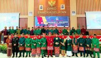 Foto bersama usai Rapat Paripurna Istimewa dalam rangka HUT ke-318 Toboali, Minggu (25/10/2026) di Gedung Rapat DPRD Bangka Selatan. Wabup Debby Vita Dewi ajak warga rajut sejarah, rawat tradisi, dan jaga budaya. (Foto: bangkaselatankab.go.id).