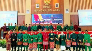 Foto bersama usai Rapat Paripurna Istimewa dalam rangka HUT ke-318 Toboali, Minggu (25/10/2026) di Gedung Rapat DPRD Bangka Selatan. Wabup Debby Vita Dewi ajak warga rajut sejarah, rawat tradisi, dan jaga budaya. (Foto: bangkaselatankab.go.id).