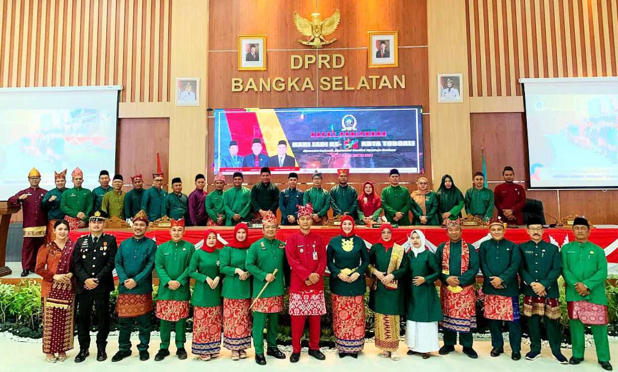 HUT ke-318 Toboali, Pesan Penting Wabup Debby: Rajut Sejarah, Rawat Tradisi 1 Foto bersama usai Rapat Paripurna Istimewa dalam rangka HUT ke-318 Toboali, Minggu (25/10/2026) di Gedung Rapat DPRD Bangka Selatan. Wabup Debby Vita Dewi ajak warga rajut sejarah, rawat tradisi, dan jaga budaya. (Foto: bangkaselatankab.go.id).