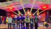 Wakil Bupati Bangka Selatan Hj. Debby Vita Dewi bersama sejumlah pejabat dan undangan berfoto di depan panggung Festival Junjung Besaoh 2026 usai penutupan, Minggu (25/10/2026). (Foto: bangkaselatankab.go.id)