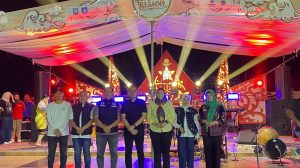 Wakil Bupati Bangka Selatan Hj. Debby Vita Dewi bersama sejumlah pejabat dan undangan berfoto di depan panggung Festival Junjung Besaoh 2026 usai penutupan, Minggu (25/10/2026). (Foto: bangkaselatankab.go.id)