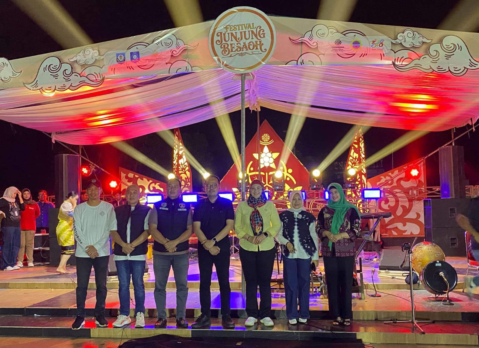 Festival Junjung Besaoh 2026 Ditutup, Wabup Debby Dorong Budaya Masuk Sekolah 1 Wakil Bupati Bangka Selatan Hj. Debby Vita Dewi bersama sejumlah pejabat dan undangan berfoto di depan panggung Festival Junjung Besaoh 2026 usai penutupan, Minggu (25/10/2026). (Foto: bangkaselatankab.go.id)