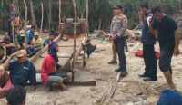 Kapolsek Simpang Rimba Iptu Alfik Putra turun langsung meminta penambang timah berhenti beraktivitas di DAS Desa Permis, Bangka Selatan, Senin (26/10/2026). (Foto: Dok. Polsek Simpang Rimba).