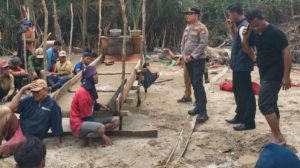 Kapolsek Simpang Rimba Iptu Alfik Putra turun langsung meminta penambang timah berhenti beraktivitas di DAS Desa Permis, Bangka Selatan, Senin (26/10/2026). (Foto: Dok. Polsek Simpang Rimba).