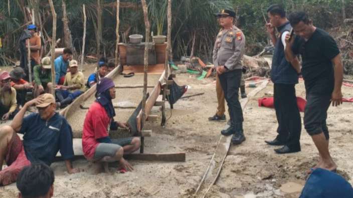 Tambang Timah DAS Permis Disetop, Penambang Diintai Pidana Rp100 Miliar 1 Kapolsek Simpang Rimba Iptu Alfik Putra turun langsung meminta penambang timah berhenti beraktivitas di DAS Desa Permis, Bangka Selatan, Senin (26/10/2026). (Foto: Dok. Polsek Simpang Rimba).