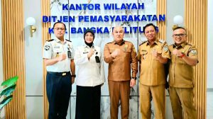 Sekda Bangka Selatan Hefi Nuranda dan Kepala Kanwil Ditjenpas Babel Ade Agustina berfoto bersama jajaran usai pertemuan membahas pembangunan Lapas Toboali di Kantor Kanwil Ditjenpas Babel, Pangkalpinang, Senin (26/10/2026). (Foto: bangkaselatankab.go.id).