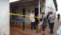 Garis polisi dipasang di rumah kontrakan tempat seorang pria tewas ditembak di Toboali, Bangka Selatan, Rabu (28/10/2026). (Foto: Istimewa)