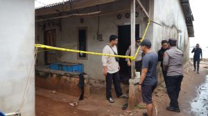 Garis polisi dipasang di rumah kontrakan tempat seorang pria tewas ditembak di Toboali, Bangka Selatan, Rabu (28/10/2026). (Foto: Istimewa)