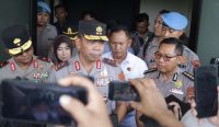 Kapolda Babel Irjen Pol Agus Wijayanto (tengah) didampingi pejabat utama Polda Babel memberikan keterangan kepada awak media soal penangkapan pelaku penembakan di Toboali, di Rumkit Bhayangkara Polda Babel, Kamis (29/10/2026). (Foto: istimewa).