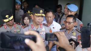 Kapolda Babel Irjen Pol Agus Wijayanto (tengah) didampingi pejabat utama Polda Babel memberikan keterangan kepada awak media soal penangkapan pelaku penembakan di Toboali, di Rumkit Bhayangkara Polda Babel, Kamis (29/10/2026). (Foto: istimewa).
